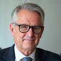 Portret sympatycznego doradcy finansowego, prezentującego otwartość i gotowość do pomocy.