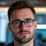 Portret Tomasza, eksperta ds. technologii i rozwoju platformy Serce Stori