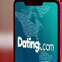 Logotyp Dating.com na tle mapy świata, symbolizujący międzynarodowe randkowanie.